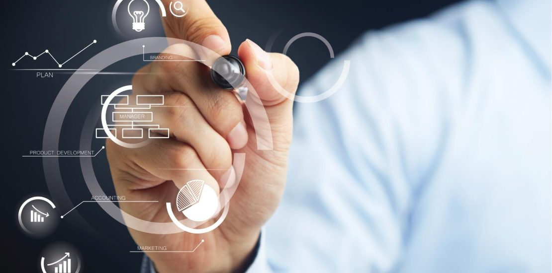 Cano escribiendo símbolos en digital de planeación estratégica operativa