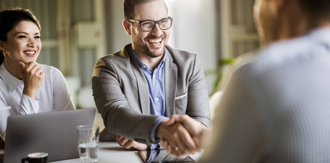 hombre estrechando la mano en un Proceso de Fusión y Adquisición M&A - Palo Alto Solutions