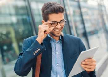 Hombre con gafas mirando una tablet