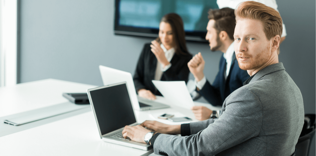 Equipo de trabajo estructurando un proyecto