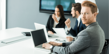 Equipo de trabajo estructurando un proyecto
