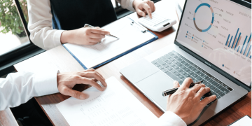 Personas trabajando en un computador temas de finanzas